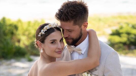 Para Branko.
Hace exactamente 6 años atrás, conocí al amor de mi vida. Un día 6 de febrero a las 21:15 de la noche.
Sin pretensión alguna, en el año 2017, cumpliendo recién mis 20 años, vi a la persona mas semejante a lo que cuando chica y en mis sueños yo describía y dibujaba junto a mi mama como el hombre de mi vida. Alto, rubio, apuesto, de ojos azules intensos, una risa fuerte, y con humildad innata.
Sin ganas de conversar con nadie, sentada sola en un sillón mirando la hora para poder escaparme a mi casa. Te acercaste, te sentaste frente a mi y me hablaste sin querer nada a cambio, con tu simpatía y ganas de conversar, intentaste de establecer temas de conversación. Mientras solo te miraba y pensaba, ¿me estará pasando realmente esto a mi?
Hablaste mas de 1 hora de tus cosas, y por mas que eran cosas que quizás no eran de mi interés, era como si te conociera de siempre, pero por sobre todo, admiraba tu manera de contarlas y de socializar, que era algo que yo no tenía.
Cuando llego el momento de irme, me subí al auto, creyendo que eras una persona mas que conocía en mi vida, pero ahí es cuando la vida probablemente quiere algo distinto para ti. Me senté en el auto, no pasaron mas de 30 segundos, y mi amiga Susana, se da media vuelta y me dice: “No te preocupes, tengo todo arreglado”, y yo le pregunto: “¿a que te refieres?”
Y me dice: “Al chico que conociste, ya le pase mi tarjeta y se pondrá en contacto conmigo para que ustedes se junten, le dije que tenia un trabajo para el…”
Yo sin entender nada, le digo que la verdad no estaba interesada en conocer a nadie.