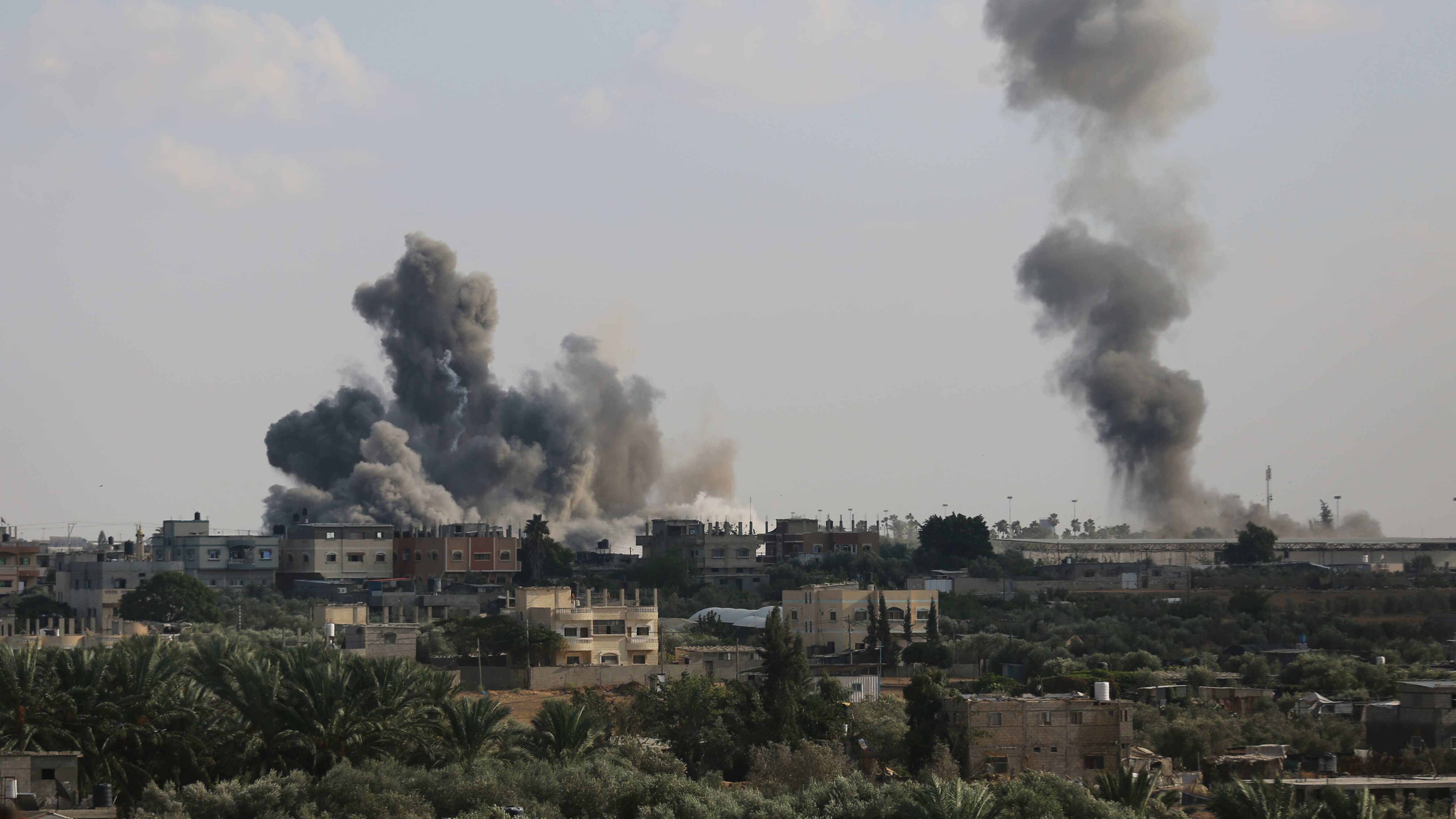 El humo se eleva por una explosión causada por ataques aéreos israelíes en la frontera entre Egipto y Rafah, Franja de Gaza, el martes 10 de octubre de 2023. (Foto AP/Hatem Ali)