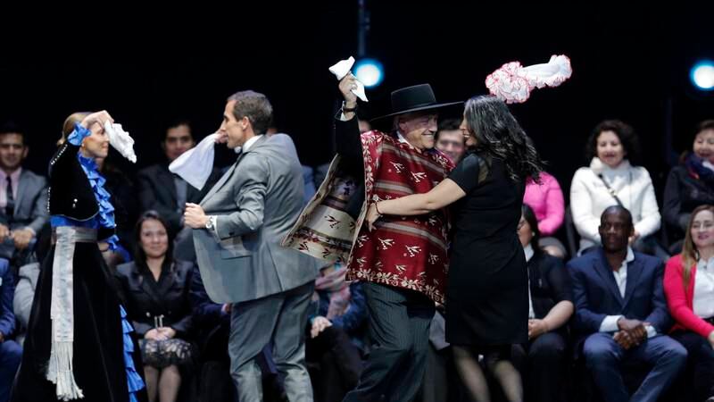 Mucho se ha hablado del pie de cueca de la intendenta Karla Rubilar junto al Presidente Sebastián Piñera durante la inauguración de las fondas del Parque O’Higgins por estas Fiestas Patrias, pero, como no hay primera sin segunda, eso no impidió que Rubilar volviera a bailar, esta vez con el alcalde de Puente Alto.