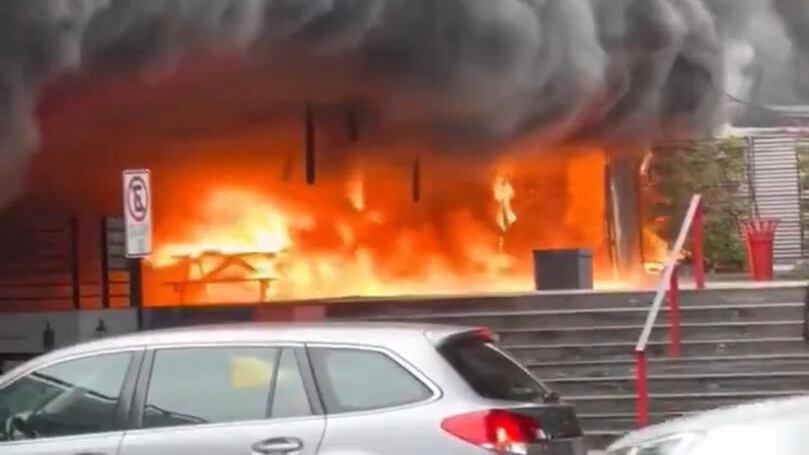 Un feroz incendio se registró en horas de la tarde a la salida de la estación Escuela Militar, correspondiente a la Línea 1 del Metro, en la comuna de Las Condes.
Las llamas se iniciaron en las bodegas del Subcentro, ubicado en Américo Vespucio con Apoquindo, lo que obligó a la rápida evacuación.
Hasta el lugar, voluntarios de diversas compañías de Bomberos y, por el momento, no se han reportado personas lesionadas.
Desde Metro de Santiago informaron a La Tercera que el siniestro se produjo en una zona de para estacionar bicicletas que estaba en desuso.
Dentro de las teorías que indicaron al citado medio, es que el fuego pudo haber sido provocado por personas en situación de calle, quizás como una forma de protegerse del frío, situación que se les escapó de las manos.
De igual forma, esto no ha sido confirmado por las autoridades, quienes se encuentran investigando los hechos.
Además, a pesar de las gigantesca humareda y las grandes llamas, el servicio de transporte de pasajeros no se vio interrumpido, puesto que solo afectó a la zona exterior.