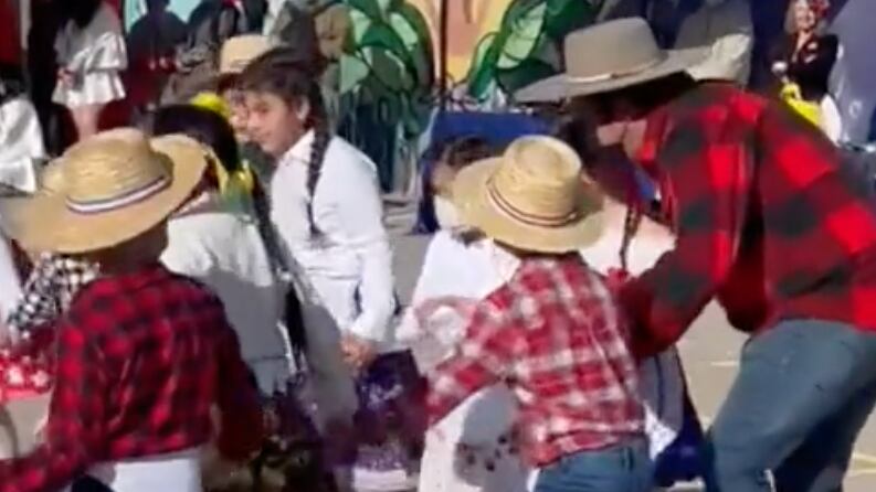 Papá baila guaracha con su hija autista