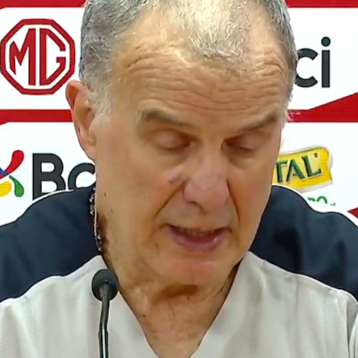 Marcelo Bielsa conmovido por el cariño de hinchas en el Nacional Marcelo Bielsa conmovido por el cariño de hinchas en el Nacional