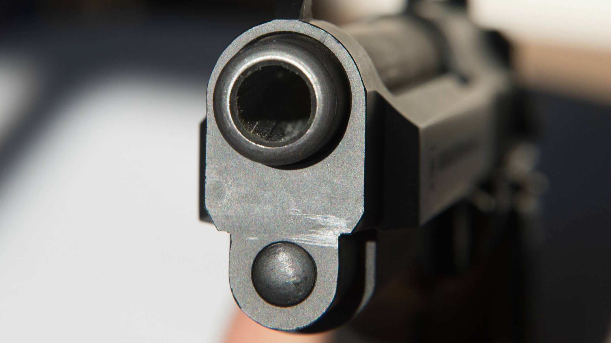 La mujer disparó con su arma de servicio.