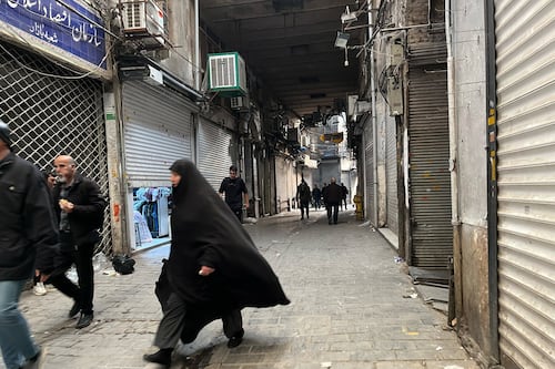 Aumentan protestas en capital de Irán tras exhortación del príncipe heredero y después se cortó internet