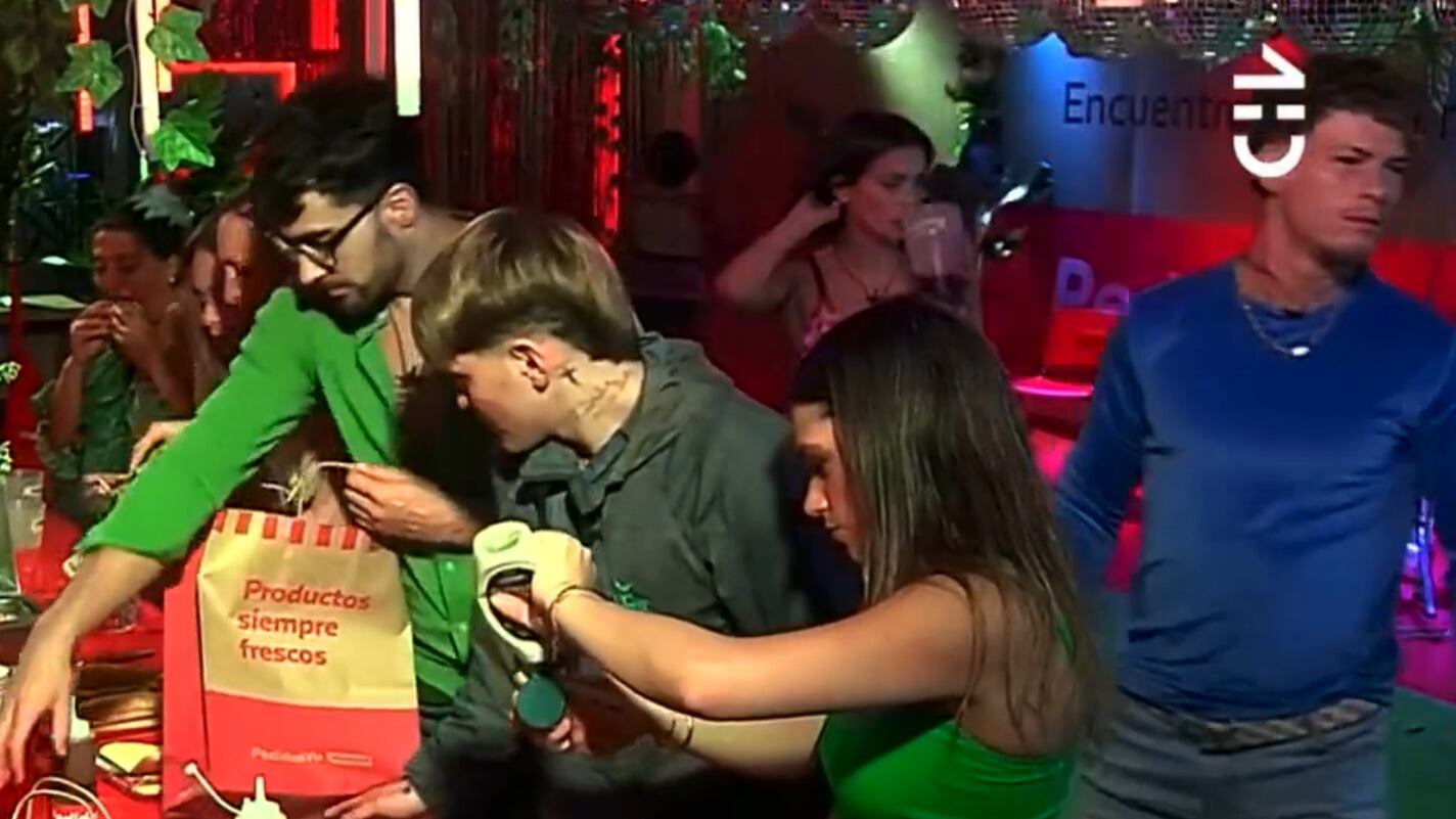Indignados contra la producción de Gran Hermano. Así terminaron los participantes luego de la fiesta de los días viernes. Esto, porque la actividad nocturna de cada semana habría finalizado de manera repentina y sin permitir que siguieran bailando, ni que consumieran toda la comida que quedaba.
Así quedó registrado en un video que televidentes compartieron en redes sociales, donde se ve la molestia de los integrantes del encierro, quienes lamentaron que tampoco los dejaran llevarse las paltas que quedaron de la completada.