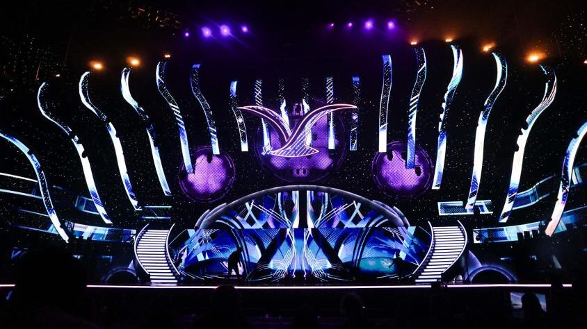 Este viernes 5 de abril se cierra el plazo para que los canales de televisión presenten sus ofertas para quedarse con la licitación del Festival de Viña del Mar, por los próximos cuatro años, desde el 2025 al 2028. Sin embargo, a un día del cierre, habrían más preocupación que interés por adjudicarse el certamen internacional.
Según reveló un reportaje publicado por el Diario Financiero el pasado 28 de marzo las nuevas bases que impuso el municipio de la Ciudad Jardín, no tendría para nada contento a las casas televisivas, puesto que aumentarían los costos de manera significativa. Esto, considerando que tampoco los canales auguran ganancias, sino que solo pérdidas económicas.
“No están los tiempos para apostar por un producto que no es rentable. Daniel Merino, el último productor general del evento, declaró a DF MAS en febrero que la instancia pierde entre $ 1.000 a $ 2.000 millones cada año”, se lee en el reportaje.
Cláusulas complicarían a canales de TV
Dentro de las nuevas clausulas, se critica la reincorporación de la gira promocional por América y/o Europa “la cual será financiada por el concesionario”.
“En esta gira, deberá contemplarse la participación de la Comisión Promoción Festival (involucrando al alcalde(sa), concejales, equipos técnicos municipales y representantes del concesionario)”.
Además, otra exigencia que generó recelo en los canales, fue la exigencia de los arreglos y remodelación de la Quinta Vergara.
“La mayoría de los canales considera injusto que sea responsabilidad del concesionario, tomando en cuenta que las estaciones de TV lo ocupan pocas semanas al año”.
Estas mejoras, incluyen “habilitación del anfiteatro y escenario...montacargas, ascensor, baños públicos, camarines, butacas, calderas...”.
“Quienes conocen las especificaciones técnicas aseguran que todas estas remodelaciones no “están ni cerca” de las UF 42.000 (unos $ 1.500 millones) que se contempla en la licitación para ‘obras de desarrollo’”, recalcaron en el citado medio.
Además, se critica que la forma en que se deben elegir los artistas internacionales, quienes deben ser propuestos con seis meses de anticipación, para que luego sea el municipio quién decida si lo acepta o no. Esto generaría un problema de logística, puesto que para poder proponerlo, primero deberían chequear la disponibilidad del cantante, lo que provocaría un conflicto en caso de ser rechazado por la autoridad de Viña del Mar.
Finalmente, tampoco ayudó en el interés de los canales, el término anticipado del contrato que puede realizar de manera unilateral el municipio, sin necesidad de indemnizar a los canales.
“Por decisión de la municipalidad ésta podrá ordenar el término anticipado del contrato, mediante el decreto alcaldicio correspondiente, cuando así lo aconsejen las necesidades de la institución, o cuando concurran situaciones de caso fortuito o fuerza mayor. El aviso sobre el particular deberá ser comunicado por escrito al concesionario con una anticipación de 10 días corridos a que se produzca el término del contrato. Esta decisión no dará derecho a ningún tipo de indemnización”.