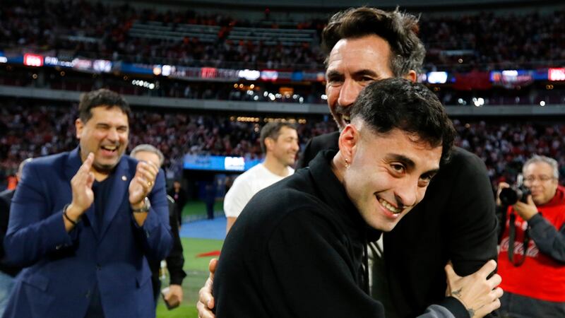 “¡Esto también es tuyo, Javi!”: Altamirano se emociona con gesto de sus compañeros en celebración del título de Estudiantes