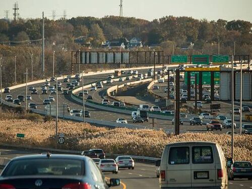 Trump lucha por bajar las restricciones de emisiones de gases de los autos