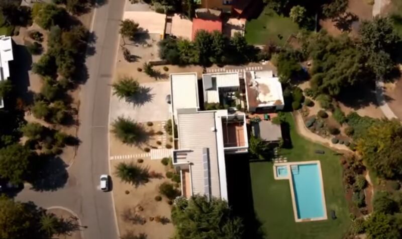 La periodista y empresaria Gisella Gallardo publicó el arriendo de la lujosa casa de Chicureo, en la cual vivía junto a Mauricio Pinilla antes de la separación, hace un año atrás.
Fue el año 2021 cuando llegaron a vivir ahí y el propio jugador la mostró frente a cámaras, para el programa De tú a tú de Canal 13, en entrevista con Martín Cárcamo.
Gallardo compartió una historia en su cuenta de Instagram, donde detalló el número de piezas y las instalaciones del moderno inmueble, además de su valor mensual en UF.
Lujosa casa de Gissella y Pinilla
“Mi casita” escribió, junto a un foto donde resalta la gran piscina y moderna construcción estilo Mediterránea.
En total, el inmueble ubicado en el condominio Las Brisas de Chicureo tiene con cinco dormitorios, gimnasio cerrado, sala de juegos y piscina. El arriendo parte en 110 UF, es decir un monto equivalente a $3.936.460 mensuales.