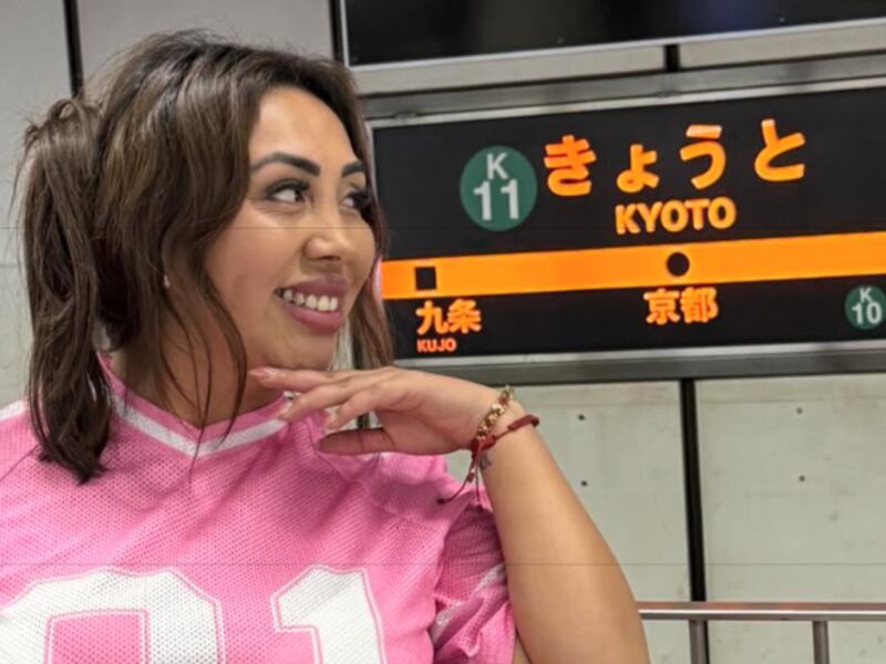 “Era lo último que faltaba”: Naya Fácil desestimó tajantemente la acusación en su contra de haber hecho “perro muerto” y robar un póster en Japón