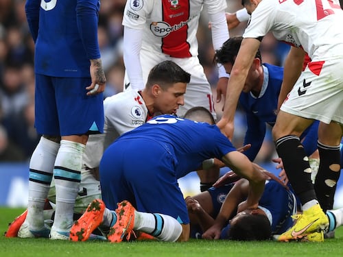 Jugador del Chelsea recibió feroz ‘patadón’: tuvo que irse derecho al hospital