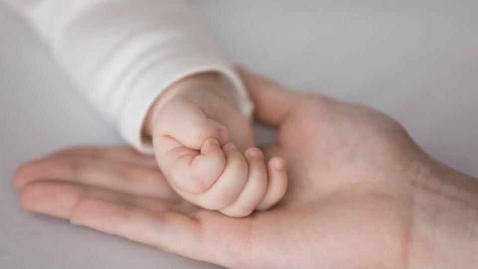 Mano de bebé y su madre