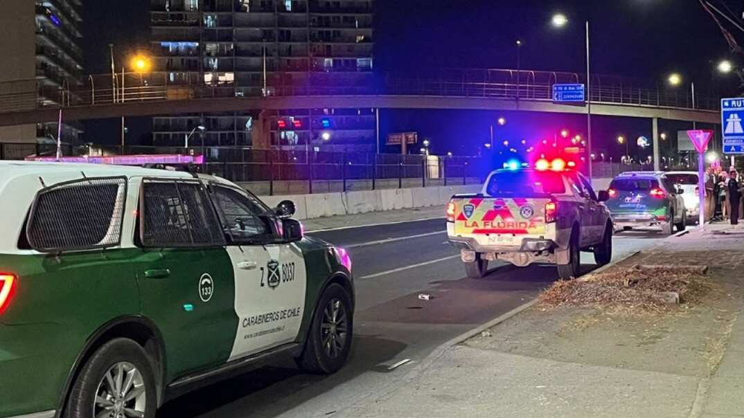 Inicio Actualidad Nacional
Carabinero frustró encerrona a balazos en La Florida
El funcionario iba con su esposa cuando fue interceptado por los delincuentes.
24horas.cl
Miércoles 25 de enero de 2023
En horas de esta noche, un carabinero frustró en robo de su vehículo cuando desconocidos intentaron hacerle una encerrona en la comuna de La Florida.
El hecho ocurrió en la intersección de las calles Alonso de Ercilla con Vespucio Sur, cuando el funcionario y su esposa fueron interceptados por un grupo indeterminado de delincuentes.