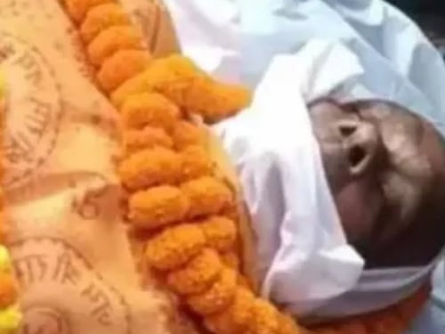Exveterano de la Fuerza Aérea India simula su propio funeral para descubrir quién lo extrañaría