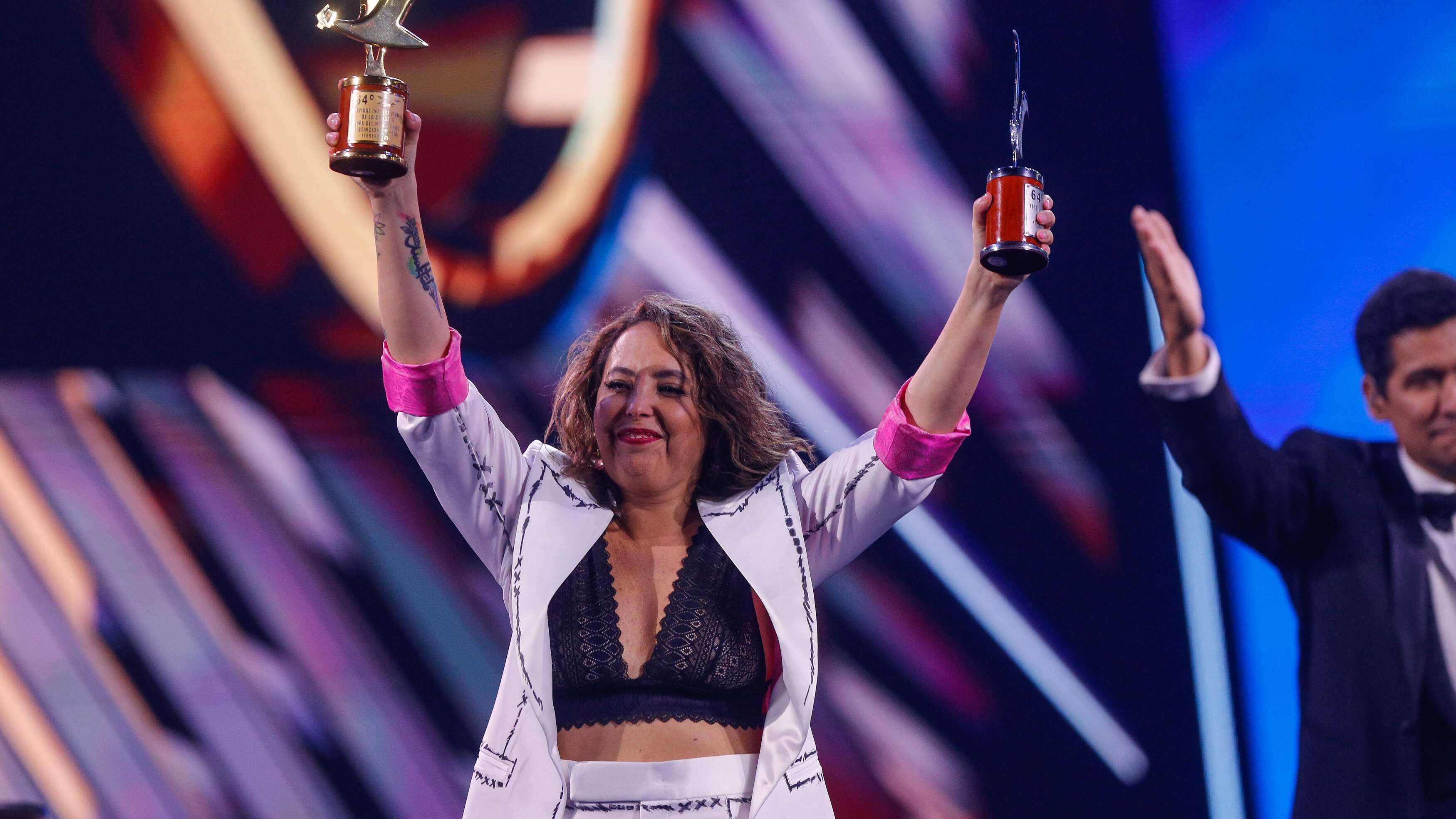 Chiqui Aguayo fue una locomotora de chistes, llena de remates y a toda velocidad en su segunda presentación en el Festival de Viña del Mar 2025. Y fiel a su estilo, los garabatos tampoco estuvieron ausentes en su rutina, al igual como la primera vez que debutó el año 2017. 
De hecho, aprovechó de enviarle un recado al cantante Alberto Plaza, quien en aquella oportunidad fue su mayor crítico, precisamente por la cantidad de groserías que usaba para sacar carcajadas. 
Y en tono de humor, que le valió las gaviotas de Plata y Oro, reflexionó respecto al lenguaje soez. 
“Me da rabia el doble estándar del chileno p