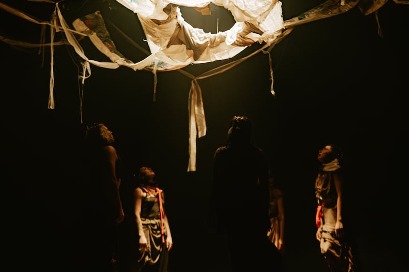 “LA EvidenciA”: Colectivo Incorpórea estrena obra que fusiona danza, diseño sonoro y materiales residuales en una experiencia inmersiva