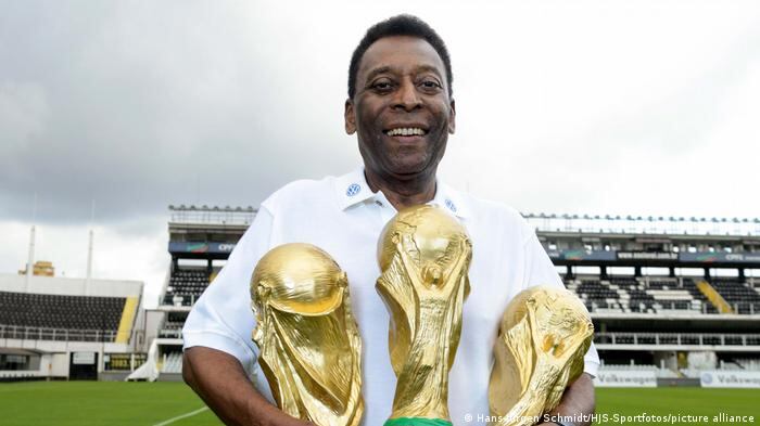 Preocupantes noticias llegan desde Brasil con respecto a la salud del otrora astro del fútbol mundial Pelé, quien fue internado el pasado martes en el hospital Albert Einstein de São Paulo por una insuficiencia cardiaca.
Según reporta el diario Folha, a O Rei le habrían suspendido el tratamiento de quimioterapia al cual se está sometiendo desde septiembre de 2021, cuando fue operado de un cáncer intestinal.
A lo anterior, se suma que a inicios del presente año le detectaron nuevos tumores en hígado y pulmón.
De acuerdo con el citado medio, el tres veces campeón del mundo se encuentra con cuidados paliativos exclusivos, para aliviar el dolor y la falta de aire.
Por ahora, la única información que ha entregado el recinto asistencial fue dada a conocer este viernes, apuntando que el ex delantero de Santos fue diagnosticado con una infección respiratoria, la cual ha sido tratada con antibióticos.
"La respuesta ha sido adecuada y el paciente, que permanece en sala común, se encuentra estable, con una mejoría general de su estado de salud", complementaron.