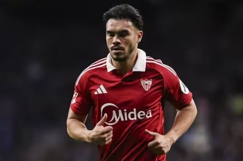 Sufre el Sevilla: el chileno Gabriel Suazo será baja para el derbi contra el Betis de Manuel Pellegrini