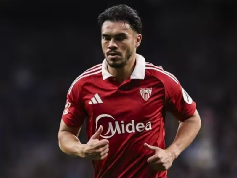 Sufre el Sevilla: el chileno Gabriel Suazo será baja para el derbi contra el Betis de Manuel Pellegrini