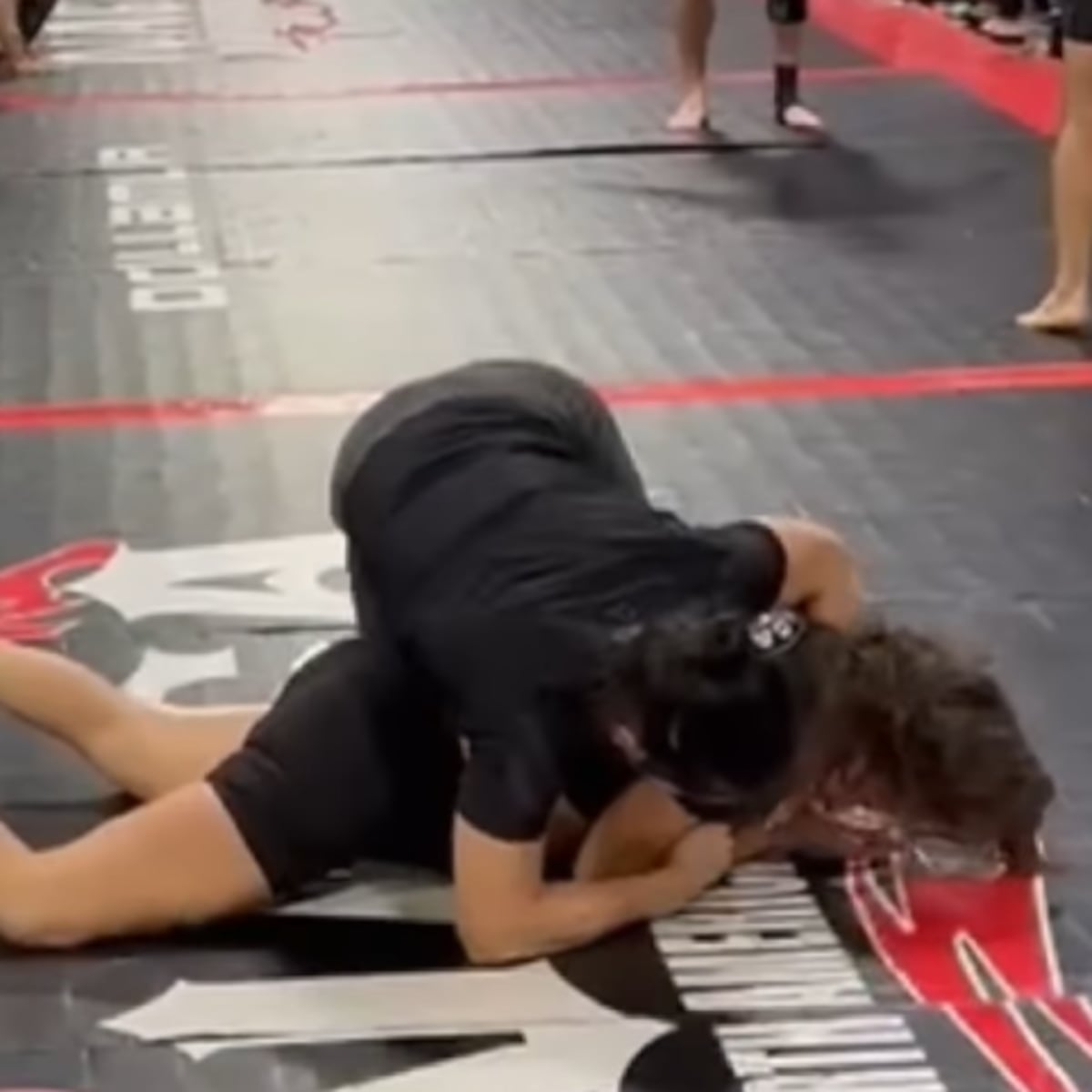 Luchadora exhibe mordeduras de rival en video Luchadora exhibe mordeduras de rival en video