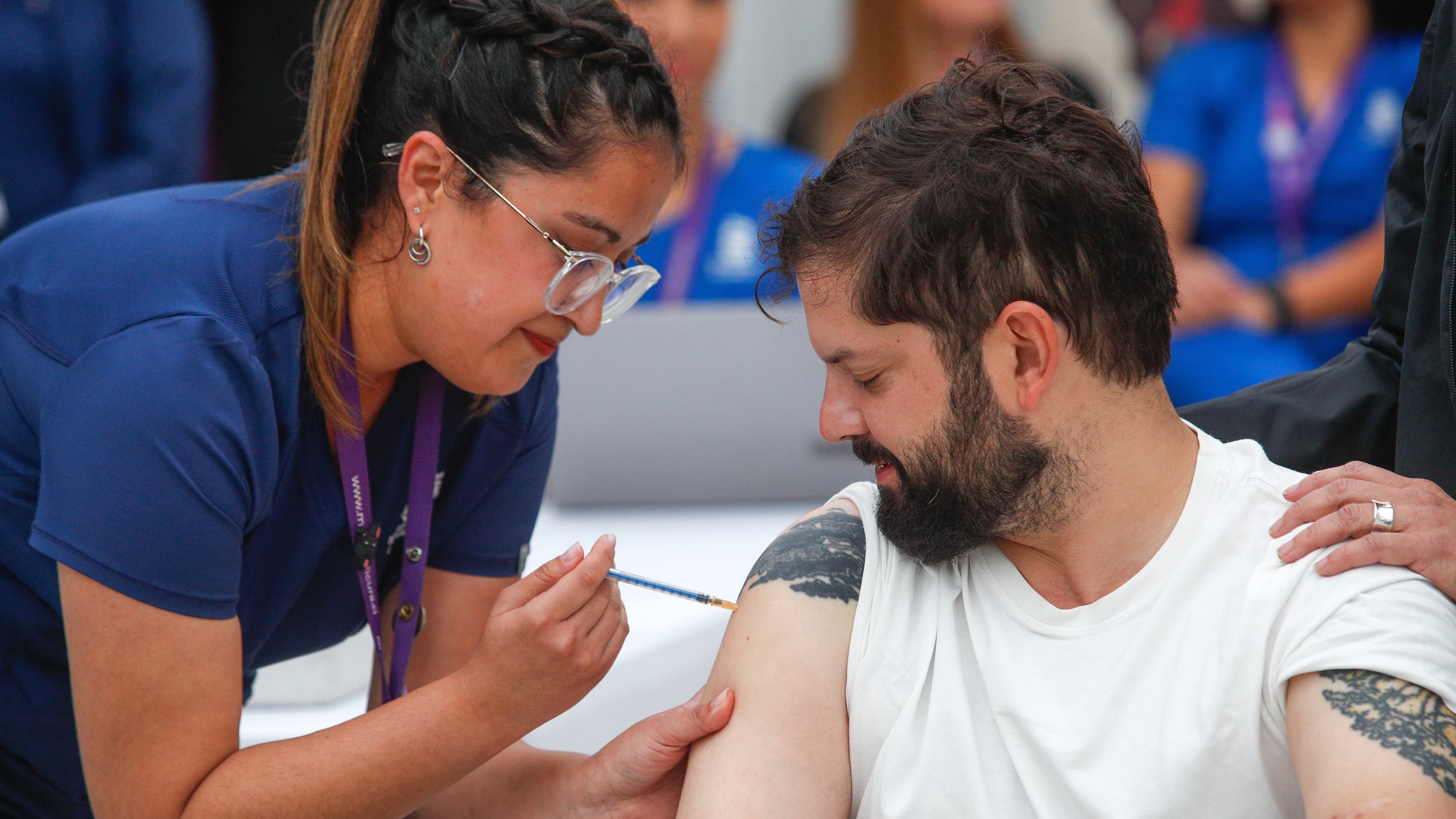 Presidente Boric llamó a vacunarse y participó de vacunación en campaña de invierno