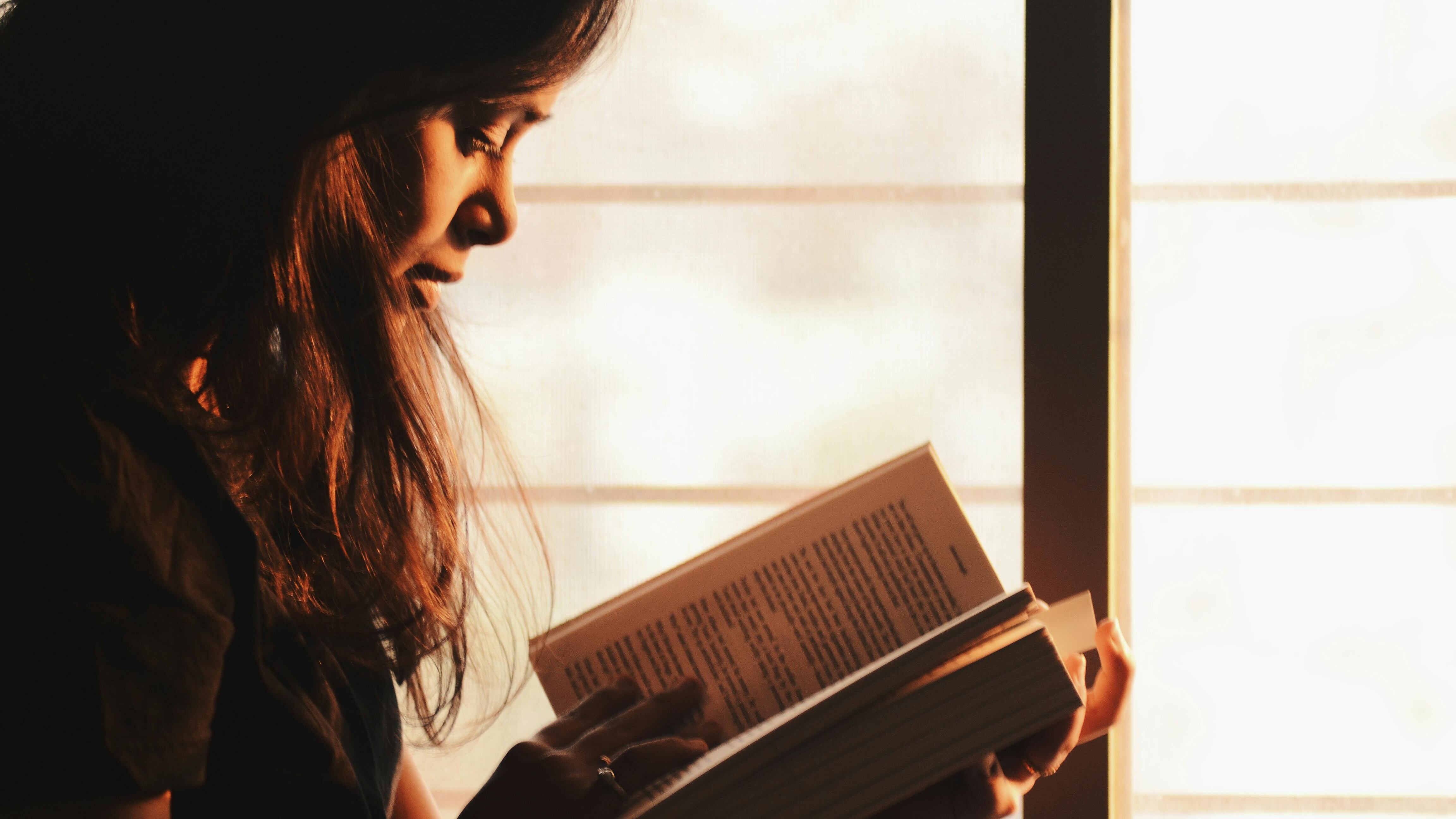 Leer libros ayuda a conciliar el sueño