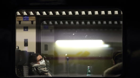 Mujer durmiendo en tren