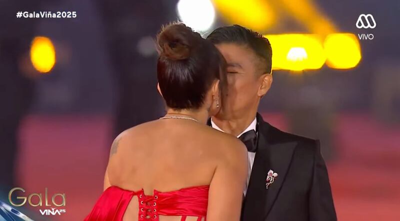 Cuando José Antonio Neme filtró “por error” el listado de invitados que pasarían por la Gala del Festival de Viña del Mar 2025, Yamila Reyna y Américo figuraban dentro de los primeros en pasar por la alfombra roja. 
Pero, cuando no aparecían en pantalla todo indicaba que se habían arrepentido a último minuto de confirmar su romance en televisión abierto. Por suerte, no fue así. 
A eso de las 22:15 fueron anunciados por el animador, y caminaron de la gala por la extensa red carpet del Sporting Club, dando cuenta que el amor los había flechado. 
La argentina lucía un vestido rojo, mientras que él un elegante smoking. El público rápidamente comenzó a pedir el beso, a lo que ellos accedieron con un cuidadoso piquito. 
En conversación con Neme, Américo confesó que estaba contento de dar a conocer el romance con la animadora. 
“Son momentos que un hombre tiene que hacer. Estoy nervioso pero contento, muy contento”, dijo con una sonrisa y ojitos de enamorado. 
“Me enamoré de ti y qué” agregó ella, en honor a la canción de su enamorado.