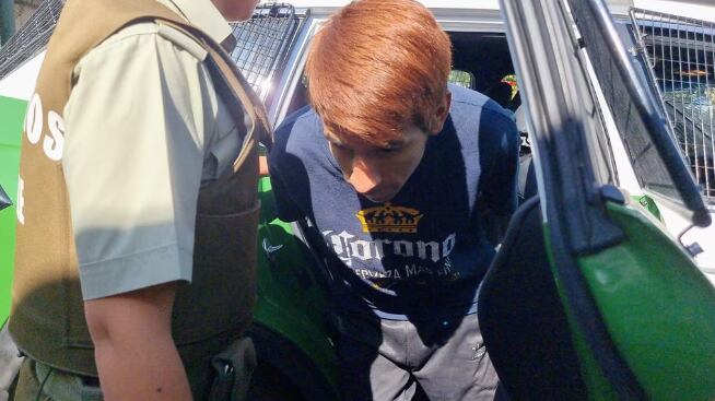 Carabineros reveló la nueva apariencia de Luis Lugo, el venezolano que fue detenido esta mañana como el principal sospechoso de asesinar al suboficial Daniel Palma, el pasado miércoles en Santiago Centro. El delincuente, que se encontraba prófugo de la justicia, se había teñido el pelo y estaba notablemente más delgado que en las fotos difundidas para su captura.