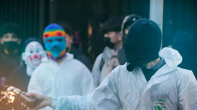 Un sujeto, vestido de overol blanco, resultó con diversas quemaduras mientras lanzaba bombas molotov a carabineros en el frontis del Internado Nacional Barros Arana (INBA).