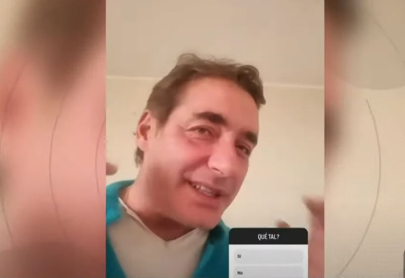 Ni a sus amigos, ni a Priscilla Vargas ni a él le gustó el resultado. José Luis Repenning probó, medio en broma, medio en serio, cómo se veía sin sus canas y se tiñó el pelo.
Pero, el resultado no fue el deseado. Incluso, lo compararon con Emeterio Ureta. 
Fue a través de su Instagram que mostró su nuevo look, para sorpresa de sus compañeros de equipo, quienes para no ser irrespetuosos, prefirieron abstenerse de las críticas. 
“Ayer estaba en mi casa y dije ‘¿no será el momento de hacer un cambio’?“, dijo, revelando que fue a la pieza de su hija y sacó una tintura de color castaño. 
Aunque, no fueron necesarios los comentarios negativos, puesto que el mismo Repe se dio cuenta que su atractivo estaba en las canas y no en el pelo más amarillo. 
Durante este mañana, el animador de Tu Día apareció con un gorro, manteniendo la incertidumbre. Pero, al quitárselo, reconoció que volvió al color de su pelo natural, porque dijo haberse sentido “ridículo”.