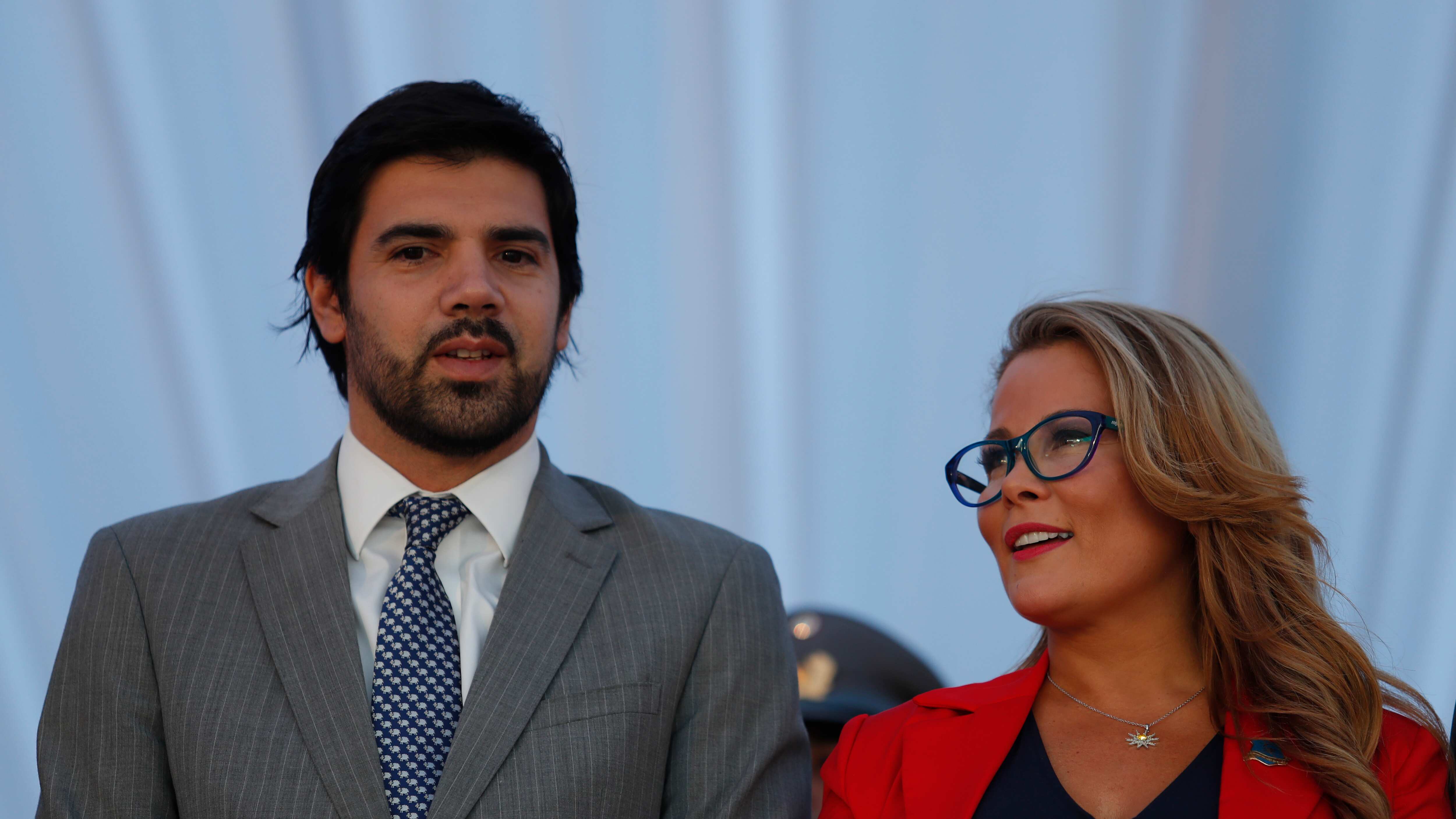 Conmemoración de los 200 años de la Batalla de Maipú | 4 de ABRIL del 2018/SANTIAGO
La Municipalidad de Maipú realizó en el centro de la comuna un Desfile Cívico Militar , con motivo de la conmemoración de los 200 años de la Batalla de Maipú. En la imagen la Alcaldesa de la Comuna de Maipú, Cathy Barriga(d) junto a su esposo el Diputado Joaquín Lavín León(i)
FOTO:FRANCISCO FLORES SEGUEL/AGENCIAUNO