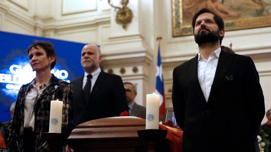 Gabriel Boric y Carolina Tohá en velorio de Teillier