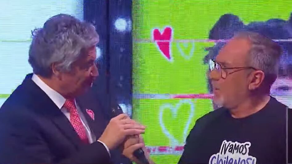 Durante la madrugada de este sábado, Luis Jara fue el encargado de recibir a los representantes de Coopeuch, quienes iban a realizar su aporte a la Teletón.
“Estamos en un año importante para la Cooperativa, cumplimos 55 años y quisimos hacer algo especial para esta obra que nos representa mucho”, dijo el gerente general, Rodrigo Silva.