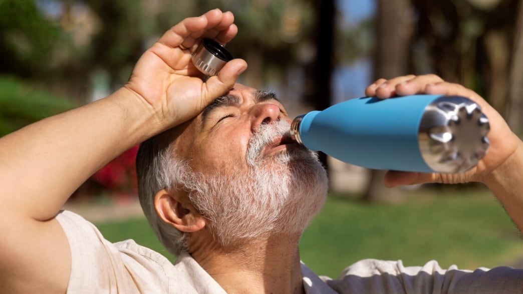 Viejo luchando con alta temperatura