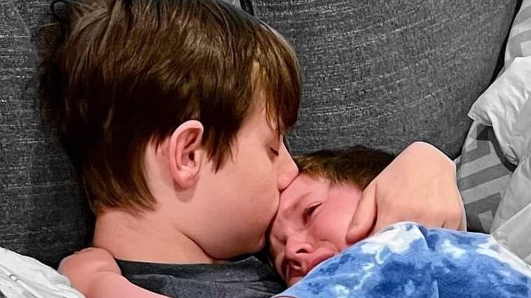 Ian, de 15 años, padece un tipo de cáncer a los huesos terminal. Y pese a su estado, enterneció al mundo de las redes sociales con esta imagen en la cual consuela a su hermano menor, Peter.