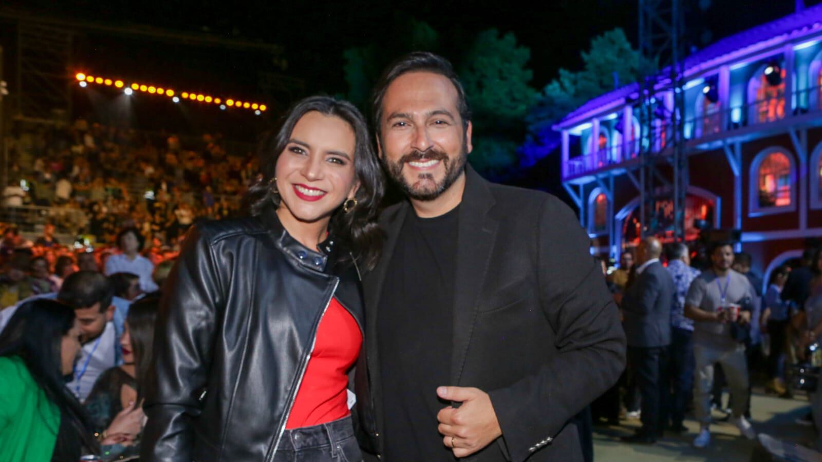 Con una destacada trayectoria periodística y experiencia en la cobertura de grandes noticias, Valentina Reyes y Rafael Venegas comparten algo más que ser compañeros en TVN. Ella, al frente de las noticias, y él, parte del matinal “Buenos días a todos”, ahora se unirán como la nueva dupla del informativo “24 Horas Tu Mañana”.
El equipo promete imprimir un sello propio al programa, con calidez y cercanía. “Lo bueno de trabajar con Rafa es que tiene experiencia en los contenidos de la mañana, sabe lo que es madrugar e informar, ya que tiene años de ‘Buenos días a todos’. Además, trabaja en radio, lo que aporta un ritmo y una forma de comunicar que queremos llevar a la pantalla de ‘Tu Mañana’”, destaca Valentina.
Por su parte, Rafa no escatima en elogios hacia su compañera: “La Vale ha estado en las noticias desde todas las veredas, y esa experiencia y versatilidad permiten conversar e informar en todos los tonos, algo fundamental para ‘Tu Mañana’, para comenzar el día”.
Actualmente, la dupla se encuentra afinando los detalles de su debut mientras disfrutan de las noches del Festival de Olmué. Valentina, como jurado del certamen, y Rafa, participando en los programas satélite matinal y “Vive Olmué”.
Valentina y Rafa también brillan en Olmué
“Ha sido genial estar acá en Olmué. Es el tercer año que vengo al Festival por ‘Buenos días a todos’, y eso es muy importante tanto en lo personal como en lo profesional. Me permite compartir con la gente, los artistas y mis compañeros de TVN. Además, aunque se trabaja mucho, se disfruta igual”, cuenta Venegas.
Desde su rol en primera fila, Valentina comparte su experiencia: “Olmué está siendo una gran experiencia. Conocer El Patagual, su público, y además tener el honor de ser jurado del Festival ha sido increíble. Disfruté mucho la presentación de Ke Personajes, estuvo increíble, y me canté todo Lucybell”.
El estreno del renovado noticiero en marzo marcará el inicio de una nueva apuesta de TVN para captar audiencia en las mañanas, con el desafío de entregar la posta al renovado “Buenos días a todos”.
“Queremos empezar el día con información oportuna que te ayude en la mañana. Estaremos al aire desde las 6:00, de lunes a viernes, con un noticiero importante para los que madrugan”, adelanta Valentina.
Rafael complementa: “Nos estamos preparando para que ‘24 Horas, Tu Mañana’ sea un programa cercano, útil y que acompañe desde temprano. Queremos explicar de forma sencilla lo que está pasando y estar con la gente mientras comienza su día”.