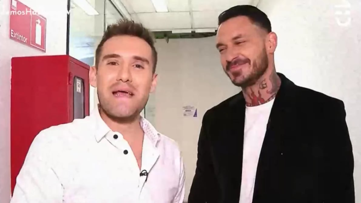 Mauricio Pinilla sacó aplausos tras evadir una pregunta sobre su relación con Gala Caldirola, en medio de su invitación a Podemos Hablar.
En el primer episodio de la temporada 2023 del formato televisivo, el exfutbolista compartió con Latife Soto, Fabrizio Copano y Daniella Campos, quienes conversaron de diferentes tópico