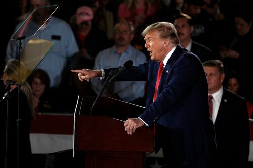 Trump promete expulsar 20 millones de migrantes si es electo