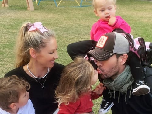 Anna Kournikova impone moda para embarazadas: así combina sus prendas en la plena recta final