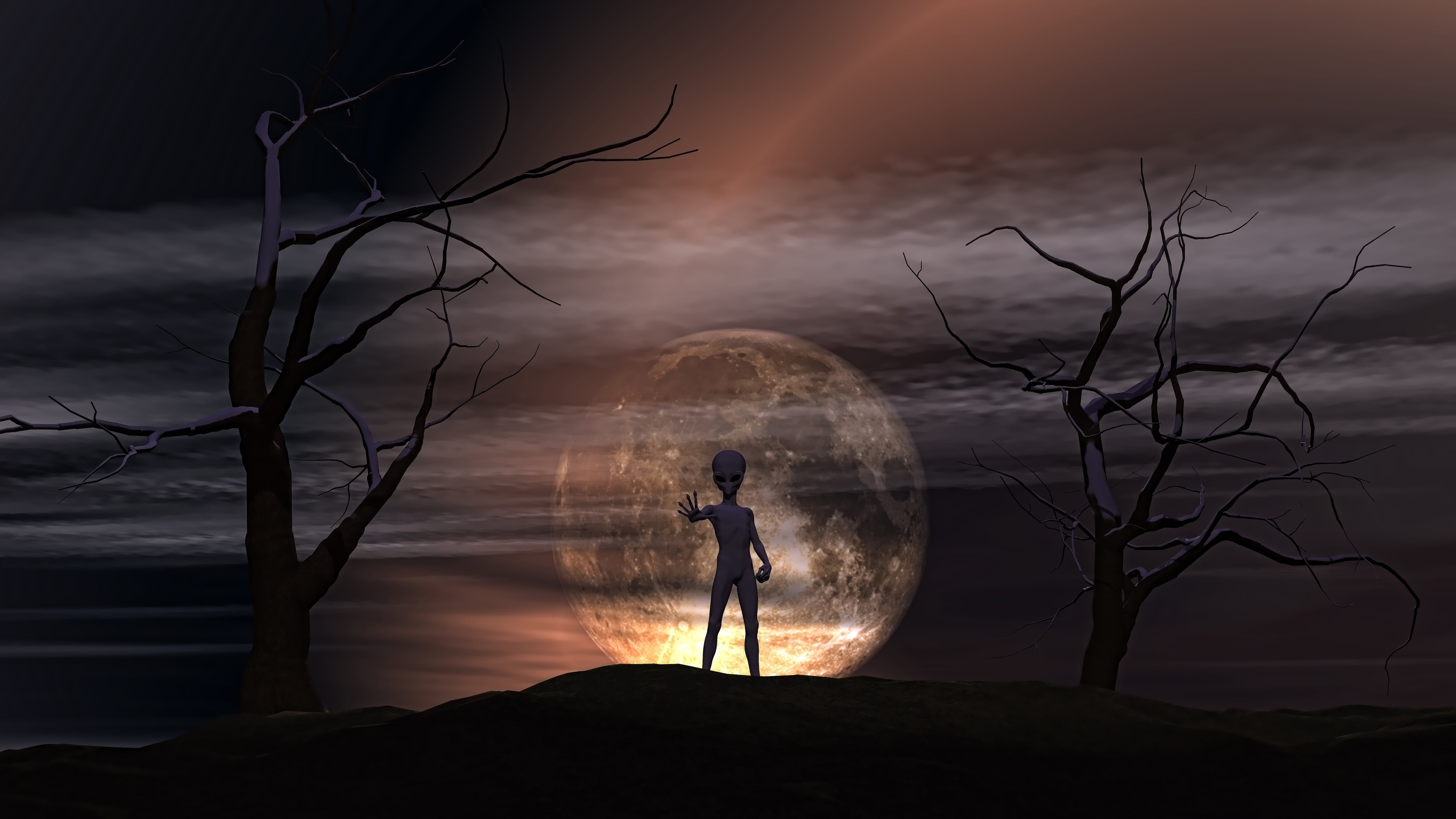 Imagen de un extraterrestre de pie frente a la luna