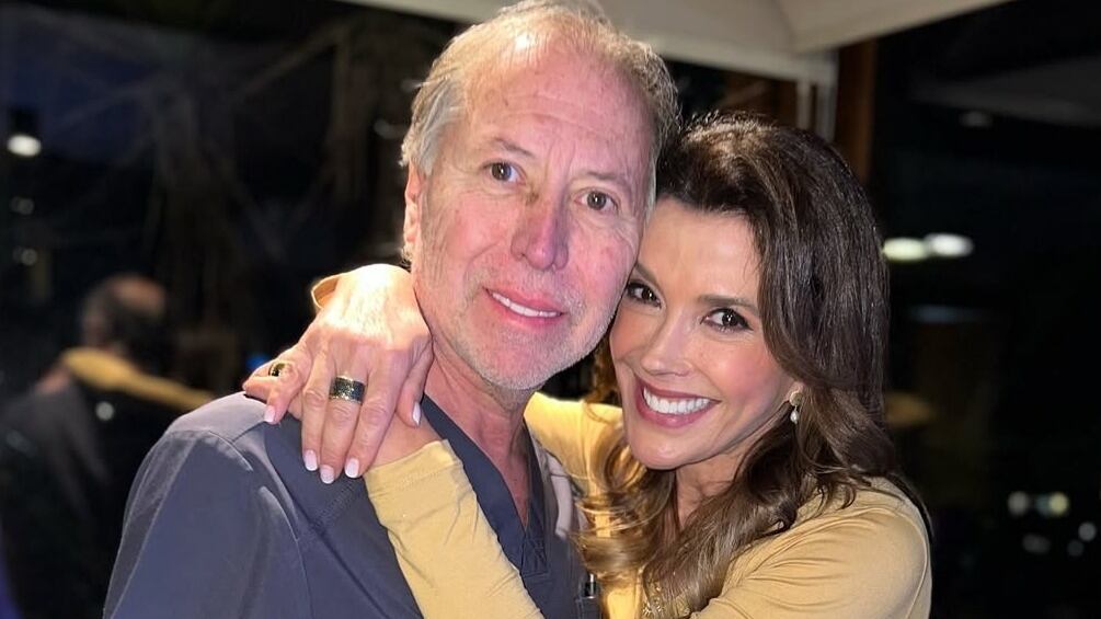 “Con profunda tristeza y gran pesar, queremos comunicar el fallecimiento de nuestro querido Roy Sothers Menguini, destacado cirujano, esposo, padre y amigo, quien partió en paz el 05/05/2025 rodeado del amor de su familia”, publicó la actriz Carolina Arregui en su cuenta de Instagram,
Fue en horas de la mañana que se confirmó el deceso del cirujano médico, a los 65 años de edad producto de un cáncer.
“Roy dedicó su vida con pasión, vocación y compromiso a la medicina, tocando la vida de miles de personas con su talento, entrega y calidad humana. Más allá de su reconocida trayectoria profesional, será recordado por su espíritu incansable, generoso, aventurero, creativo y el profundo amor por los suyos”, destacaron en un comunicado.
Además, agradecieron las muestras de cariño recibidas como familia.
“Agradecemos sinceramente las muestras de cariño, apoyo y respeto que hemos recibido en estos difíciles momentos. Su legado vivirá para siempre en quienes tuvimos el privilegio de conocerlo y amarlo. Descansa en paz nuestro querido Roy”, cerraron.