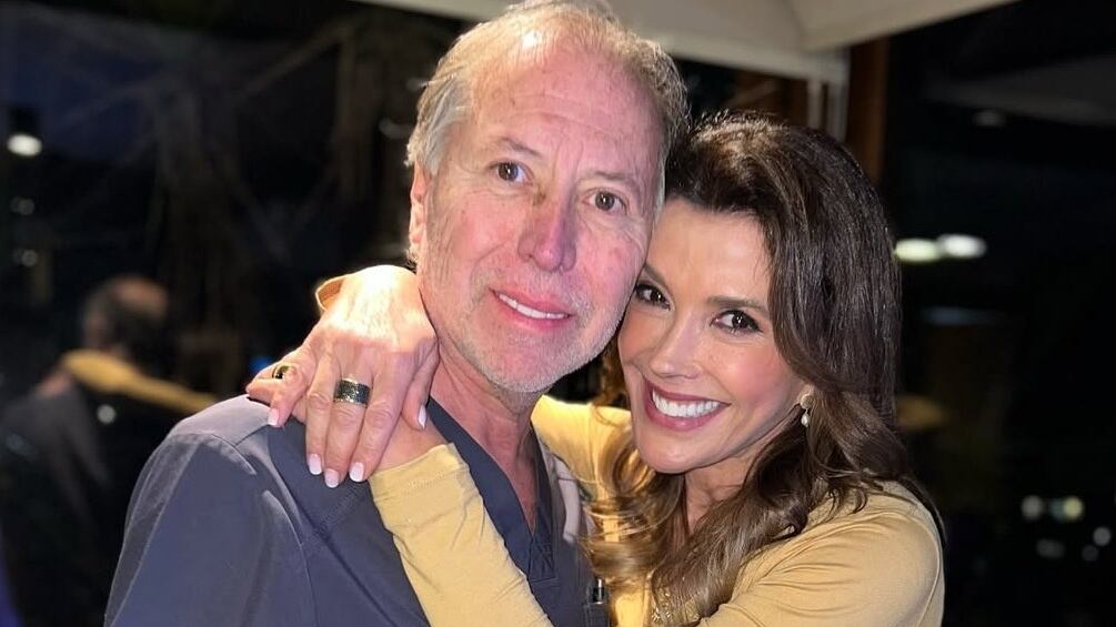 “Con profunda tristeza y gran pesar, queremos comunicar el fallecimiento de nuestro querido Roy Sothers Menguini, destacado cirujano, esposo, padre y amigo, quien partió en paz el 05/05/2025 rodeado del amor de su familia”, publicó la actriz Carolina Arregui en su cuenta de Instagram,
Fue en horas de la mañana que se confirmó el deceso del cirujano médico, a los 65 años de edad producto de un cáncer.
“Roy dedicó su vida con pasión, vocación y compromiso a la medicina, tocando la vida de miles de personas con su talento, entrega y calidad humana. Más allá de su reconocida trayectoria profesional, será recordado por su espíritu incansable, generoso, aventurero, creativo y el profundo amor por los suyos”, destacaron en un comunicado.
Además, agradecieron las muestras de cariño recibidas como familia.
“Agradecemos sinceramente las muestras de cariño, apoyo y respeto que hemos recibido en estos difíciles momentos. Su legado vivirá para siempre en quienes tuvimos el privilegio de conocerlo y amarlo. Descansa en paz nuestro querido Roy”, cerraron.