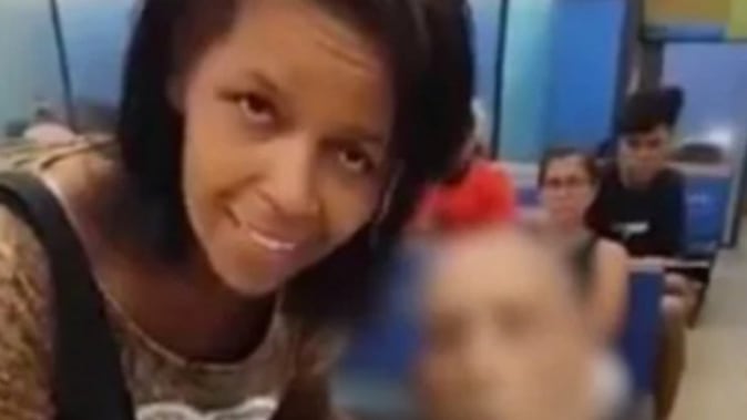 Mujer llevó a su tío muerto al banco