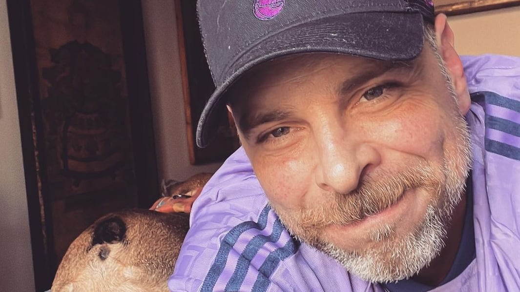 El periodista y rostro de Mega está de viaje por Emiratos Árabes Unidos, donde realizó una comparación de los precios de un "café mediano de grano, botella de agua y paquetito de frutos secos" en relación al valor de estos mismos productos en Chile.