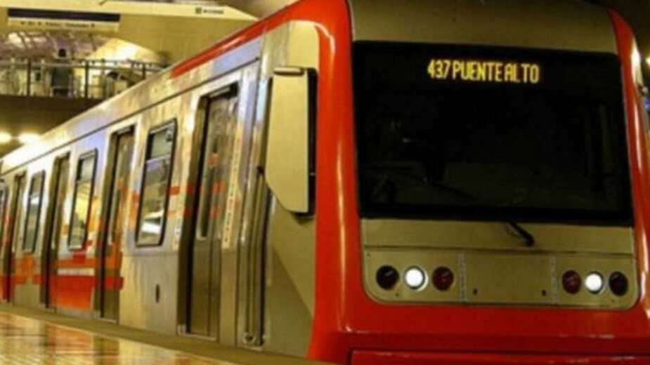 Metro de Santiago informó este miércoles muy temprano que el servicio de la Línea 4 se encuentra suspendida en varias de sus estaciones.
A través de su cuenta de Twitter, la empresa comunicó: “¡Atención! servicio #L4 inicia servicio solo entre Las Torres a Plaza Puente Alto debido a máquina de mantenimiento con falla que no ha sido posible retirar de la vía”.
Agregó que “el servicio en #L4 no está disponible entre Quilín y Tobalaba”, por lo mismo, señaló que “combinaciones suspendidas: Tobalaba y Plaza Egaña”, con la Línea 1 y Línea 3, respectivamente.
Por ahora, Metro de Santiago no ha informado cuál es la falla de la máquina y no ha entregado un tiempo estimado para resolver el problema.
A raíz de esta situación, el transporte público de Santiago informó que hay un reforzamiento de buses entre las estaciones Las Torres y Plaza de Puente Alto de los recorridos: 412, 418, 429, 712, D02, 225, 216 y 219e.