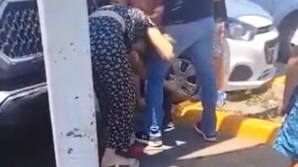 Una mujer golpea a amante de su marido en México