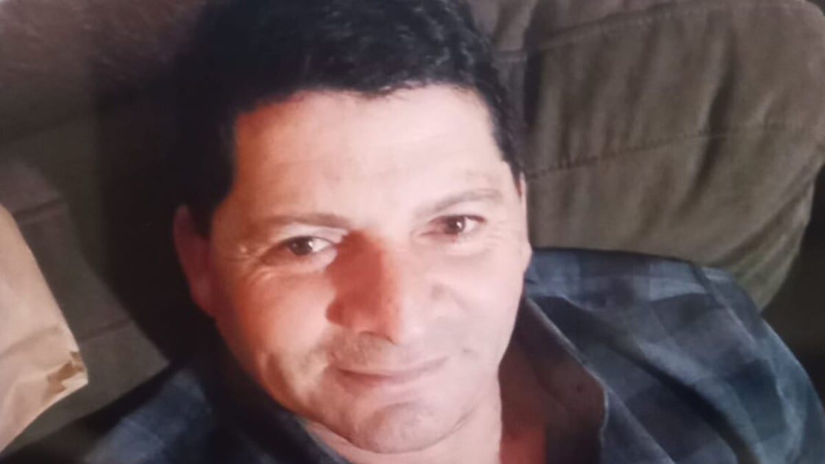 La tarde del sábado se informó que uno de los 18 tripulantes del Cobra se encuentra desaparecido, desde la mañana del viernes tras faltar a una capacitación psicológica.
Fue el hijo de Juan Roberto Sanhueza Anriquez quien presentó una denuncia en la PDI, por presunta desgracia.
“El día de ayer nos informan a nosotros que mi papá no se presenta en ciertas reuniones que debería estar y eso fue alrededor de las 9 de la mañana. No tenemos información de él, no sabemos dónde está, no sabemos qué pasó con él“, contó a Meganoticias.