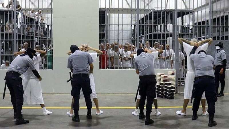 El ingreso de un periodista al Centro de Confinamiento del Terrorismo en El Salvador, más conocido como la megacárcel de Bukele, reveló cómo fue la noche de Navidad para los cientos de internos pertenecientes a las pandillas Mara Salvatrucha (MS-13), Barrio 18-Sureños y Barrio 18-Revolucionarios, entre otras.
Roberto Valencia, comunicador del medio BBC News Mundo pasó el 24 de diciembre al interior del recinto de 236 mil metros cuadrados, la cual “podrá alojar a 40.000 terroristas, quienes estarán incomunicados del mundo exterior”, anunció el presidente Nayib Bukele cuando inauguró el recinto hace menos de un año.