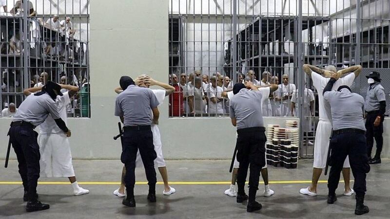 El ingreso de un periodista al Centro de Confinamiento del Terrorismo en El Salvador, más conocido como la megacárcel de Bukele, reveló cómo fue la noche de Navidad para los cientos de internos pertenecientes a las pandillas Mara Salvatrucha (MS-13), Barrio 18-Sureños y Barrio 18-Revolucionarios, entre otras.
Roberto Valencia, comunicador del medio BBC News Mundo pasó el 24 de diciembre al interior del recinto de 236 mil metros cuadrados, la cual “podrá alojar a 40.000 terroristas, quienes estarán incomunicados del mundo exterior”, anunció el presidente Nayib Bukele cuando inauguró el recinto hace menos de un año.